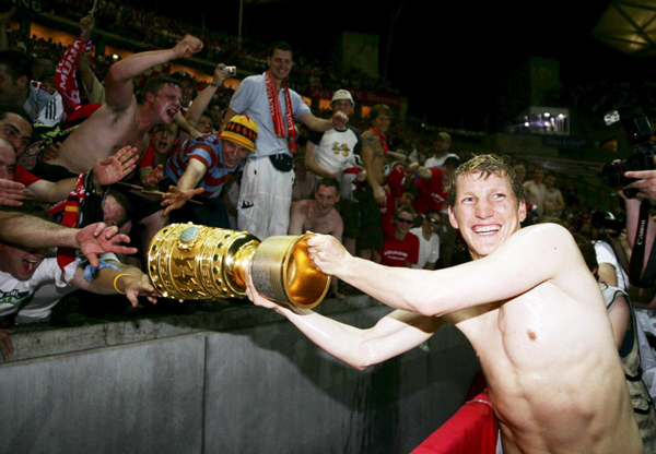 Bastian Schweinsteiger mit DFB-Pokal 2005