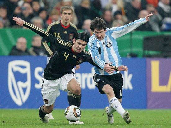 Serdar Tasci gegen Lionel Messi Serdar Tasci gegen Lionel Messi