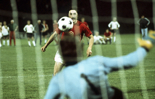 Der entscheidende Elfmeter des EM-Endspiels Bundesrepublik gegen CSSR 1976: Antonin Panenka lupft den Ball in die Mitte, Sepp Maier hat keine Chance. 