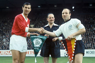 Die Kapitäne Heinz Schneiter (l.) und Uwe Seeler bei der Seitenwahl in Sheffield Die Kapitäne Heinz Schneiter (l.) und Uwe Seeler bei der Seitenwahl in Sheffield